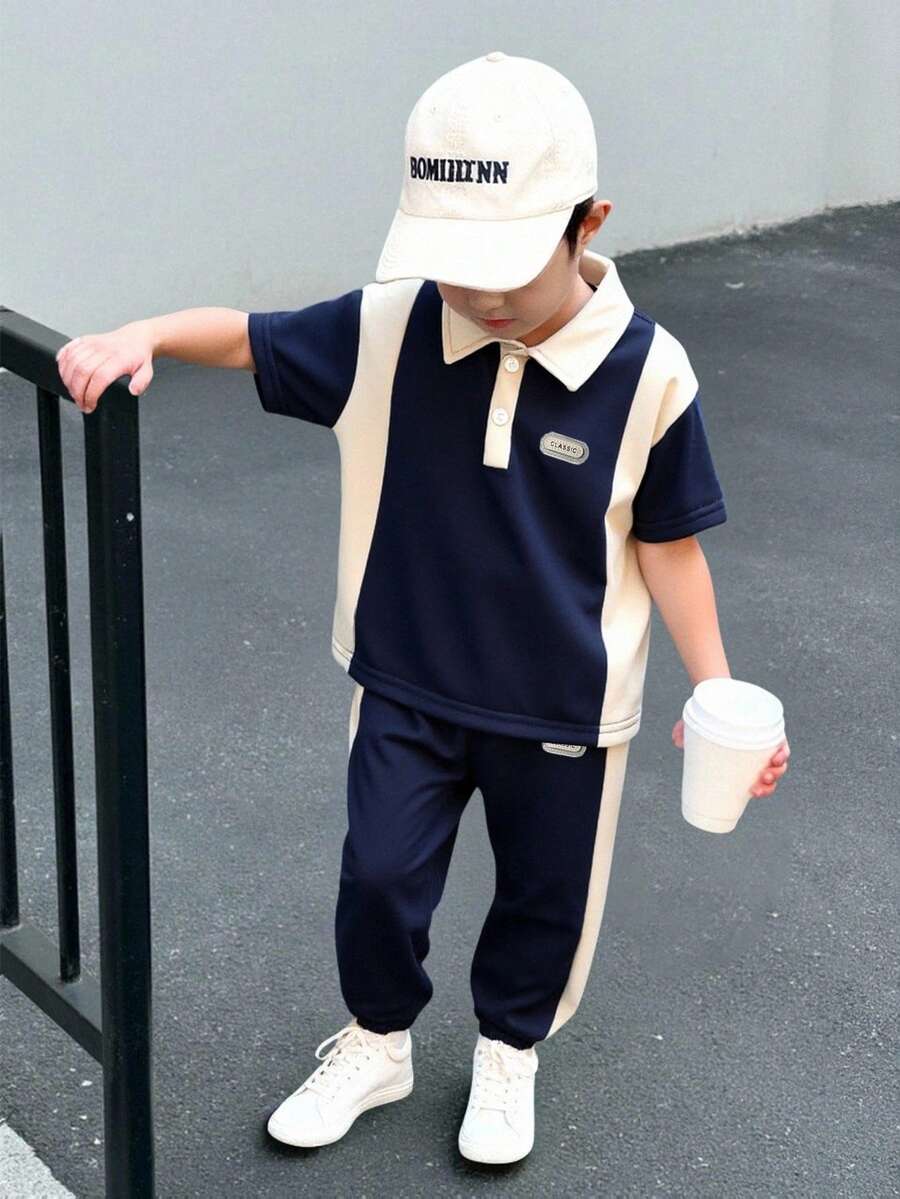 SHEIN Genkimix Kids 男童休闲Polo衫套装(两件套),上衣采用撞色拼接设计,饰有织唛,裤子采用撞色锥形裤腿设计,面料舒适,适合夏秋穿着。 - 藏藍色 - 查看 1