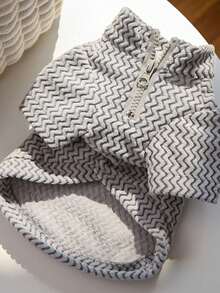 PETSIN 这款轻盈的涤纶面料宠物外套防风、保暖、透气且舒适，半拉链设计方便穿脱，合身时尚，简约帅气，适合狗狗、猫咪、斯芬克斯猫等各种猫咪，秋冬季室内外日常休闲散步玩耍皆宜，时尚保暖，是宠物衣橱的必备单品。 - 彩色 - 查看 21