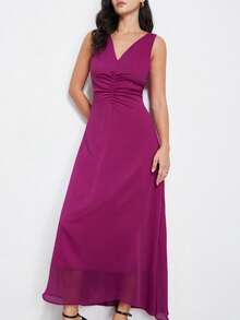 Revavyn 优雅雪纺V领无袖褶皱腰身修身长裙，简约奢华设计，适合通勤穿着。 - 中紫紅色 - 查看 4