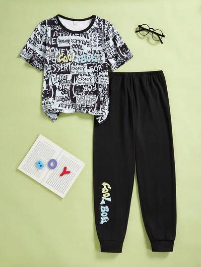 两件套男童涂鸦英文字母渐变印花圆领短袖上衣和黑色渐变英文印花长裤套装，面料柔软舒适，休闲家居服