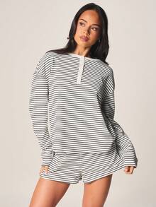 MISSGUIDED Bộ đồ ngủ mặc nhà thoải mái gồm áo dài tay kẻ sọc và quần short cùng màu, kiểu dáng rộng rãi, hai mảnh tiện nghi. - Đen và trắng - Xem 1