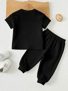 BATMAN X SHEIN 2pcs Baby Boys Loose Casual Sports Outfit, Comfortable Classic Logo & Belt Pattern Short Sleeve T-Shirt And Pants Set, Suitable For Spring/Summer - Multicolor - View 3