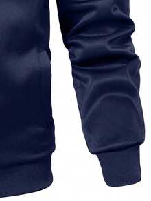 Conjunto de camiseta de manga larga con cuello alto y pantalones de chándal de colores lisos para hombre, ideal para otoño/invierno. Con letras estampadas en los puños y el dobladillo acanalados. Tejido suave y cómodo. Mangas largas con cremallera y cintura con cordón. Corte entallado pero holgado, ideal para actividades al aire libre. Conjunto de dos piezas. - Azul oscuro - Ver 5
