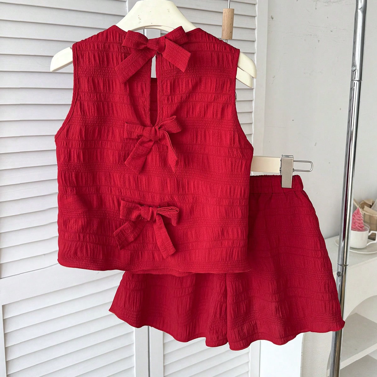 Set de top de tirantes y shorts casual de vacaciones para niñas preadolescentes con cuello redondo, textura y moño de mariposa roja en la espalda, 2