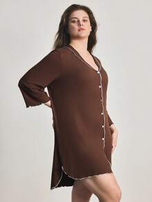 Ocili Camisola plus size canelada, confortável, com gola babado e botões em formato de concha. - Castanho Café - Ver 4