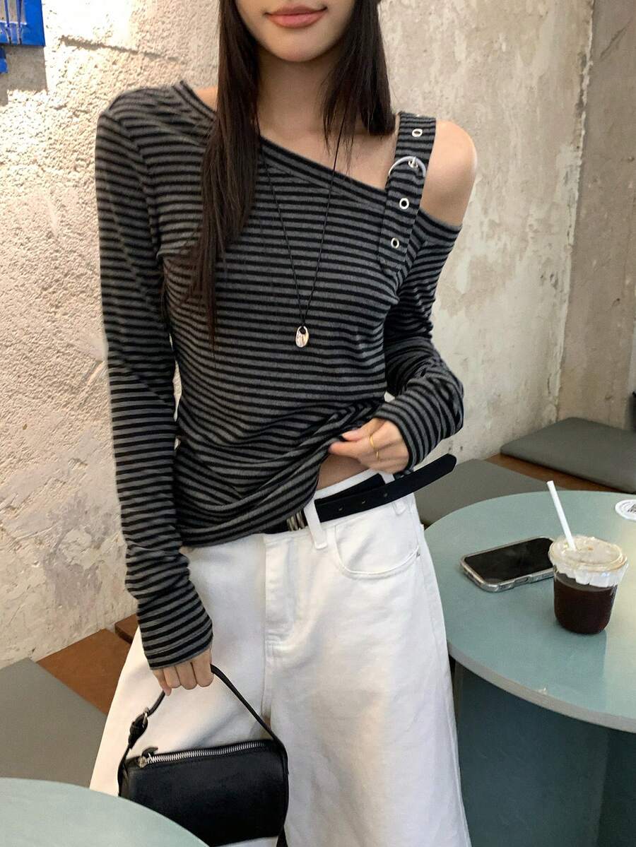 DAZY 女款秋季不對稱肩領金屬扣裝飾黑灰條紋長袖寬鬆休閒街頭運動居家T恤 - 深灰色 - 查看 1
