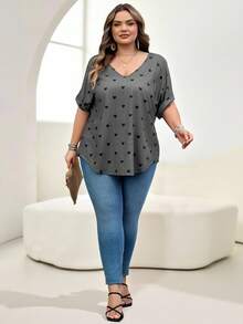 SHEIN CURVE+ Áo thun ngắn tay cổ chữ V tay cánh dơi in hình trái tim, cỡ US22, thích hợp cho lễ hội âm nhạc, kỳ nghỉ bên bờ biển, phong cách Bohemia, bộ đồ nữ xuân/hè. - Xám - Xem 4