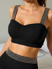 SHEIN Swim Curve Conjunto de traje de baño minimalista sexy para vacaciones en la playa para mujeres, que incluye top corto con tiras ajustables y detalles de lentejuelas doradas en tela acanalada de unicolor, y shorts a juego con detalles de lentejuelas doradas en tela acanalada de unicolor, en tallas grandes. - Negro - Ver 3