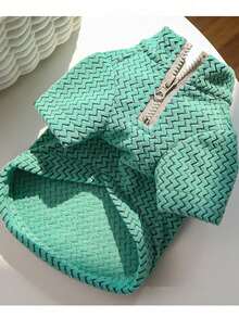 PETSIN 这款轻盈的涤纶面料宠物外套防风、保暖、透气且舒适，半拉链设计方便穿脱，合身时尚，简约帅气，适合狗狗、猫咪、斯芬克斯猫等各种猫咪，秋冬季室内外日常休闲散步玩耍皆宜，时尚保暖，是宠物衣橱的必备单品。 - 彩色 - 查看 31