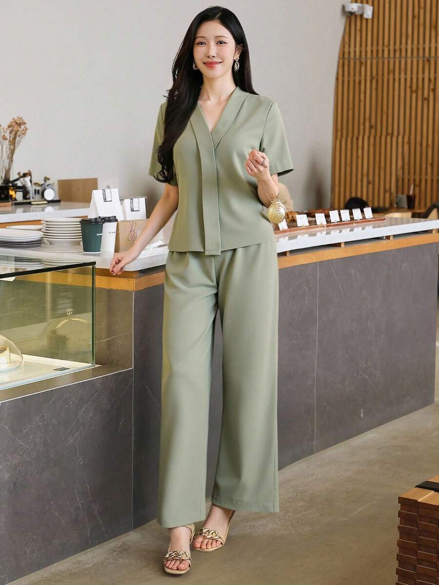 DAZY Bộ đồ nữ thanh lịch màu trơn gồm áo ngắn tay cổ chữ V và quần ống rộng, thích hợp mặc mùa hè hoặc dự tiệc cưới. - màu xanh lá - Xem 1