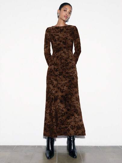 Nöista 这款长袖丝绒连衣裙采用丰富的面料，饰有柔软的花卉烧花纹理，修身剪裁，尽显优雅气质。无论是派对、休闲晚餐还是正式场合，它都能完美胜任，为女性的休闲时尚增添温暖而喜庆的魅力。