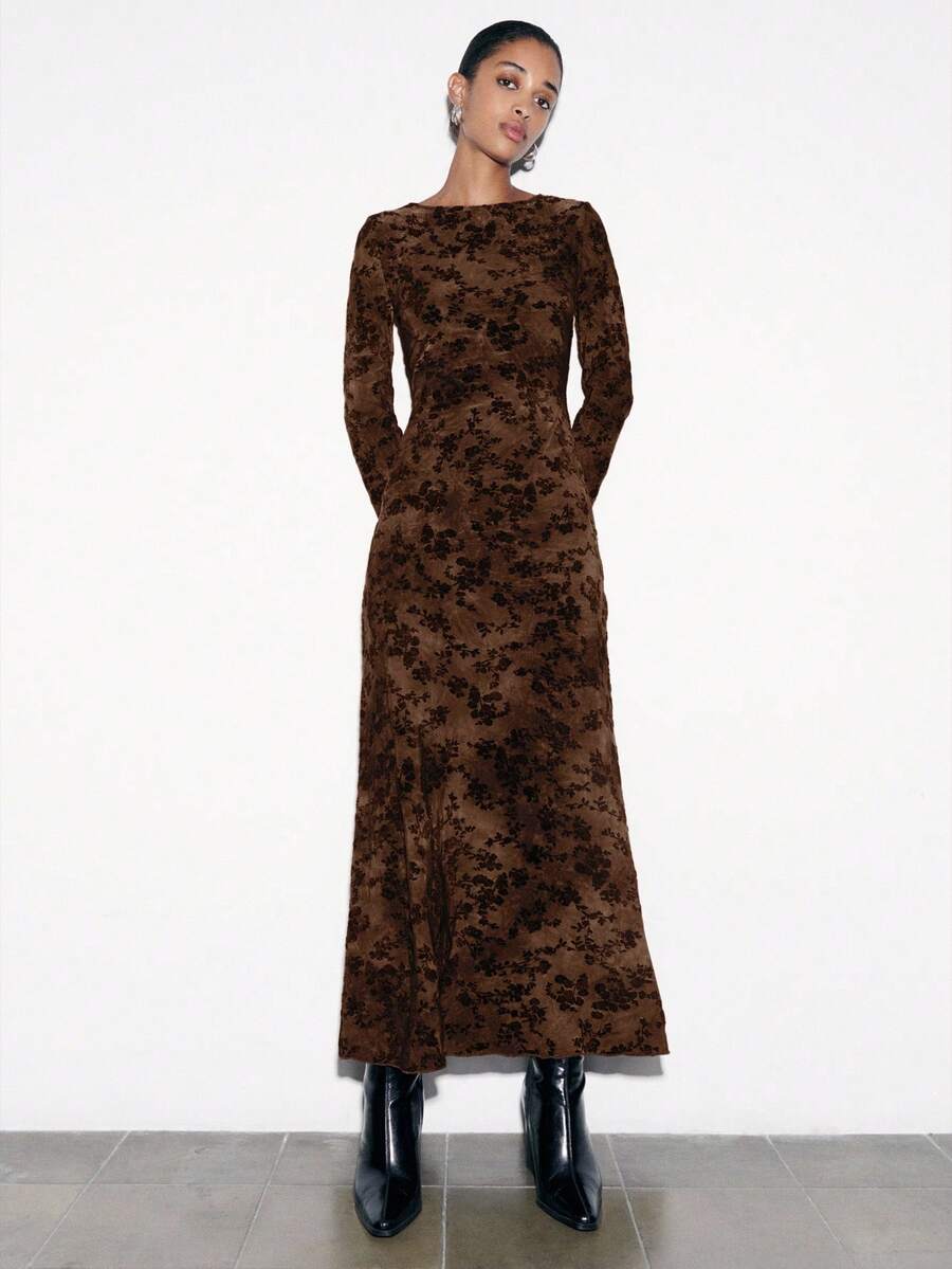 这款长袖丝绒连衣裙采用丰富的面料，饰有柔软的花卉烧花纹理，修身剪裁，尽显优雅气质。无论是派对、休闲晚餐还是正式场合，它都能完美胜任，为女性的休闲时尚增添温暖而喜庆的魅力。 - 巧克力棕 - 查看 1