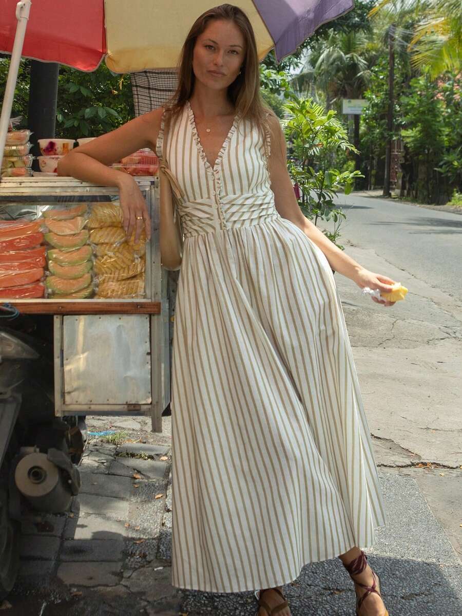 Serisse 女士条纹荷叶边V领纽扣设计无袖休闲中长连衣裙，法式夏季度假杏色条纹修身纽扣V领无袖长裙，完美适合夏季通勤/度假外出。奶油色连衣裙，夏季中长连衣裙，休闲吊带裙，法式连衣裙，野餐连衣裙，女士休闲连衣裙，度假连衣裙，夏季度假装，女士优雅连衣裙，沙滩连衣裙，情人节连衣裙，夏季连衣裙，女士夏季装扮 - 杏色 - 查看 1