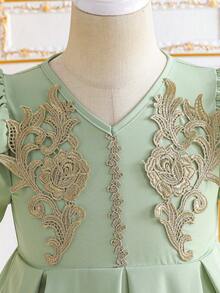 SHEIN Glamorique Kids 年轻女孩优雅优美的绿色花卉图案花瓣袖V领收腰可爱奢华金色蕾丝边连衣裙礼服 - 綠色 - 查看 6