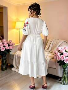 SHEIN Elenzya 大码女式复古法式花卉印花短袖圆领收腰A字连衣裙 - 白色 - 查看 2