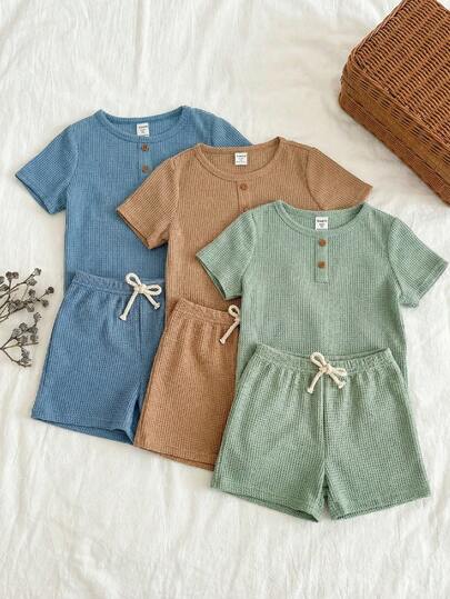 SHEIN paquete de 3 camisetas de manga corta con botones decorativos de unicolor, casuales y lindas para niño