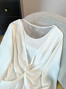 GlowEve CURVE Blouse élégante à manches longues et col rond pour femmes grandes tailles avec dos en dentelle et design torsadé, idéale pour les sorties et les rendez-vous - Blanc - Voir 3