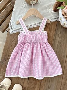 SHEIN 这款女婴夏季粉色格子纹理面料吊带连衣裙，胸前饰有大型立体蝴蝶结，是度假的完美之选。 - 粉色 - 查看 2