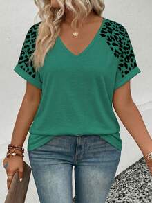 EMERY ROSE Kaos Wanita Ukuran Plus Terbaru 2025, Model Kasual Motif Leopard, Leher V, Longgar, Nyaman, Lengan Pendek. - Hijau - View 5