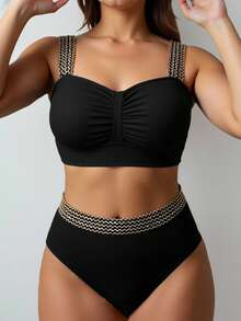 SHEIN Swim Curve Conjunto de traje de baño minimalista sexy para vacaciones en la playa para mujeres, que incluye top corto con tiras ajustables y detalles de lentejuelas doradas en tela acanalada de unicolor, y shorts a juego con detalles de lentejuelas doradas en tela acanalada de unicolor, en tallas grandes. - Negro - Ver 4