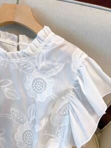 SHEIN PETITE CURVE 大码女式夏季休闲度假日常通勤花卉刺绣荷叶边袖口上衣和短裤套装 - 白色 - 查看 4