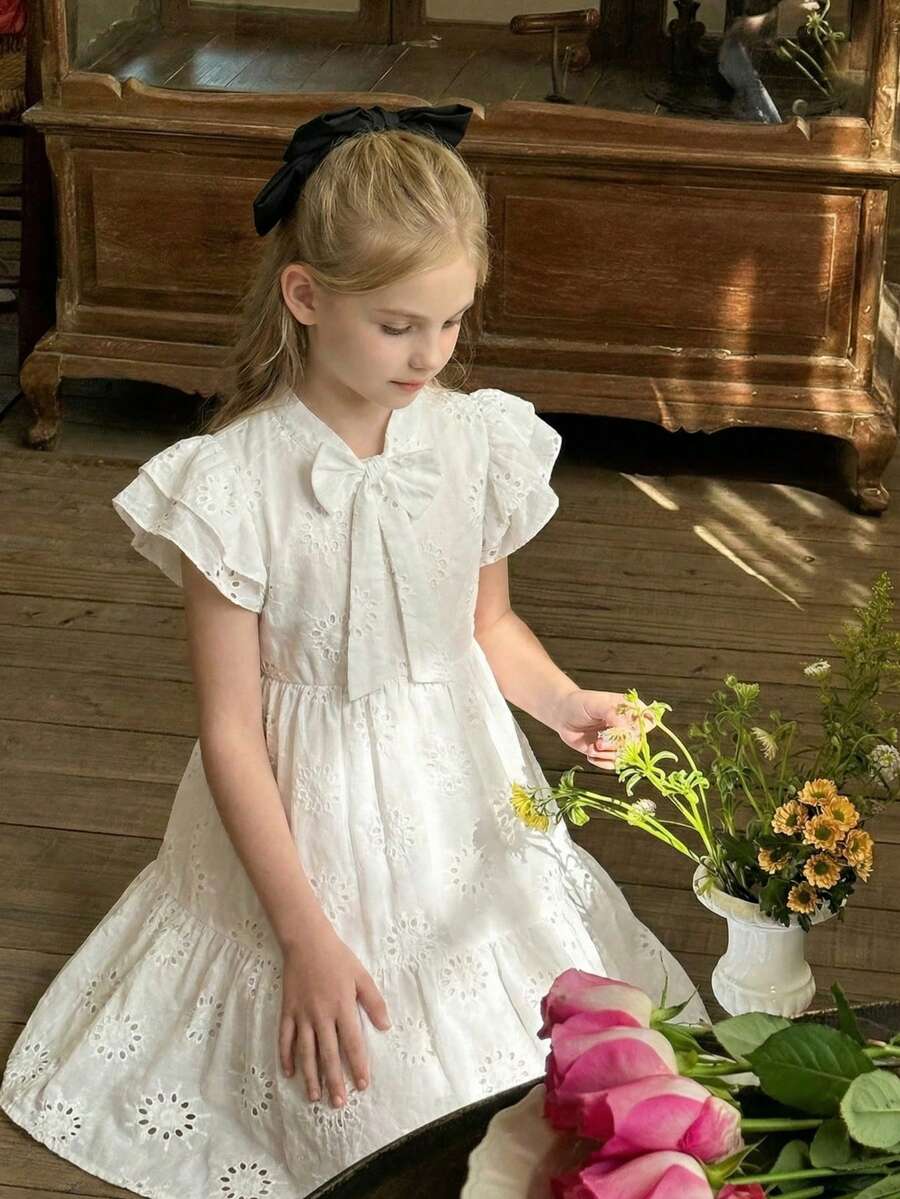SHEIN 女童休闲简约日常风白色刺绣蝴蝶结无袖连衣裙，短袖设计，刺绣面料，蝴蝶结领，适合通勤、外出、上学及其他日常活动 - 白色 - 查看 1