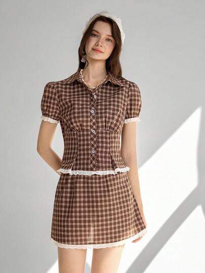 Ardnt Bộ 2 món phong cách Mỹ cổ điển: Áo sơ mi kẻ caro nâu với chi tiết bèo nhún và chân váy chữ A, kiểu dáng ngọt ngào và tinh nghịch dành cho phái nữ.
