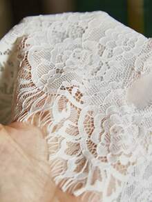 SilkySpell 女士优雅性感浪漫婚礼季白色荷叶边蕾丝拼接性感魅力吊带睡裙和舒适薄纱系带睡衣套装 - 白色 - 查看 8