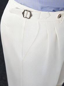 Manfinity Bizformal 男士白色华夫格针织褶裥廓尔喀短裤 - 高级纹理面料，侧边可调节搭扣，复古风格，适合商务休闲和夏季婚礼/男士斜插口袋褶裥休闲百搭短裤/经典双褶设计，侧边可调节搭扣，剪裁考究，尽显复古美感/男士白色华夫格针织褶裥廓尔喀短裤/男士白色短裤/男士休闲纹理白色褶裥卷边短裤 - 白色 - 查看 3