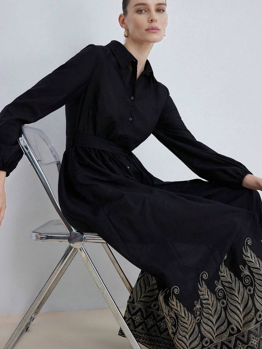 Aveloria Modichic 黑色长袖衬衫裙，精致刺绣，亮片和珍珠点缀，经典优雅度假风，适合职场、正式场合，翻领设计，羽毛刺绣，腰部系带，A字中长款廓形，轻盈雪纺面料。主要特点：刺绣连衣裙，腰部系带连衣裙，长袖衬衫裙，优雅风格，职场穿搭推荐，秋冬新品，修身设计，纯色连衣裙，雪纺面料。 - 黑色 - 查看 1