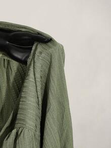 SHEIN ICON Áo nữ cỡ lớn kiểu retro gợi cảm đơn giản, thoải mái, thích hợp đi làm, đi biển, nghỉ mát, chất liệu vải xếp ly, cổ chữ V, tay phồng, eo ôm, màu xanh lá cây. - màu xanh lá - Xem 9