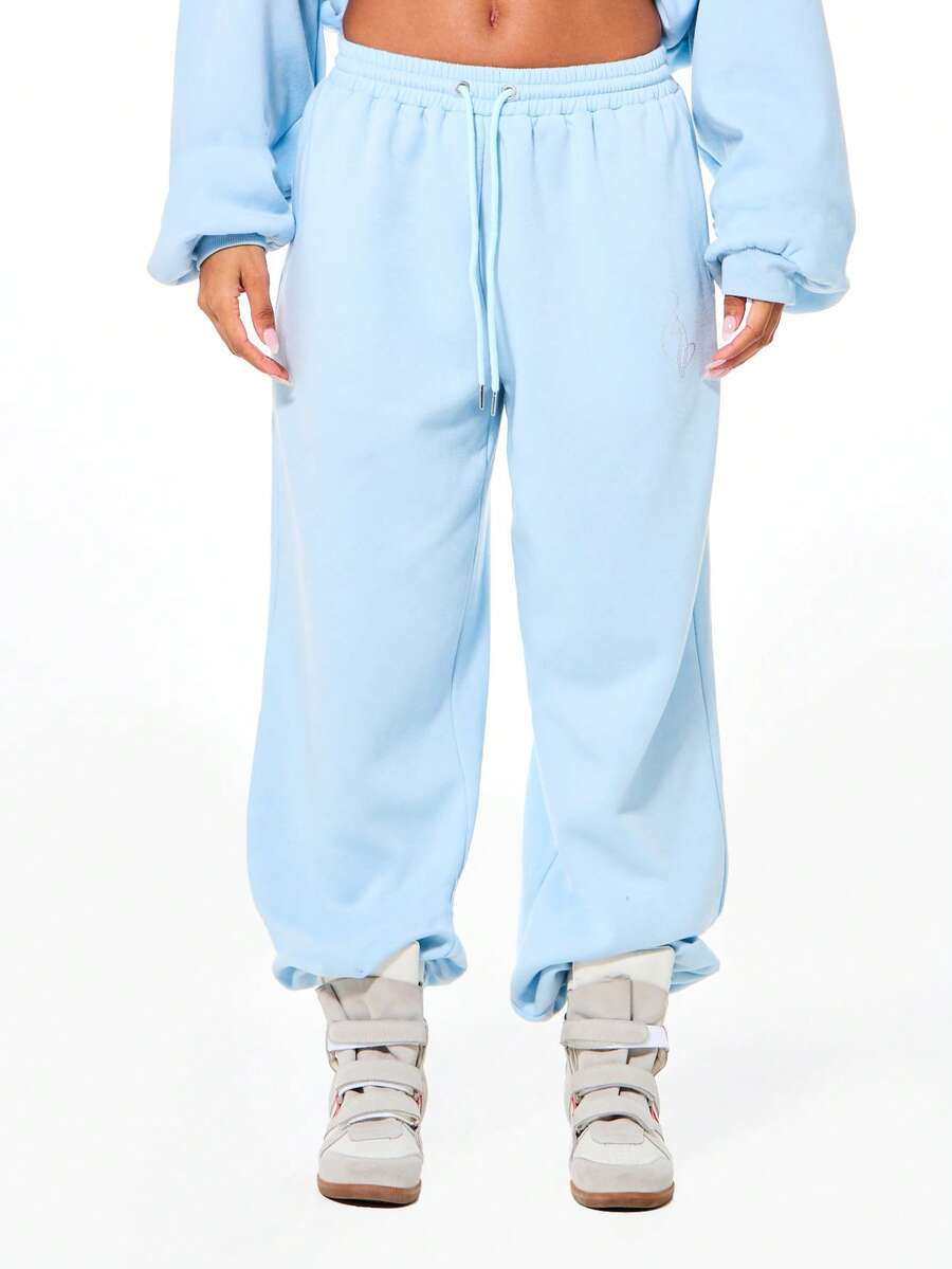 BABYPHAT Pantalones de chándal con puños, con texto con adorno de strass, cintura alta con cordón, cómodos y elásticos en los tobillos para estar en casa - Celeste - Ver 1
