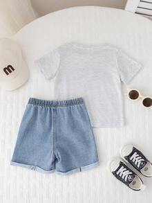 SHEIN Set de 2 piezas Unisex para bebé niño/niña con camiseta de manga corta con gráfico de lema casual y cute, y pantalones cortos de mezclilla desgastados, conjunto de ropa de calle para bebé - Gris - Ver 2