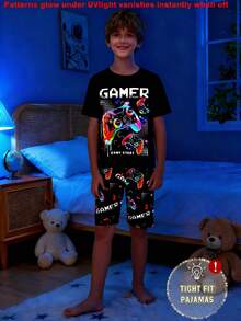 SHEIN Conjunto de pijama de 2 piezas ajustado para niño preadolescente - Parte superior de manga corta con cuello redondo y pantalones cortos con estampado de control de juego neón, suave y amigable con la piel - Negro - Ver 4