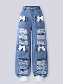 SHEIN 少女直筒阔腿牛仔裤，时尚百搭，春、夏、秋、冬皆宜！经典复古水洗蓝牛仔面料，舒适透气，白色手工缝制蝴蝶结点缀，尽显甜美活力风范。弹性腰带搭配仿链条设计，穿着轻松自在！ - 中等水洗藍 - 查看 4