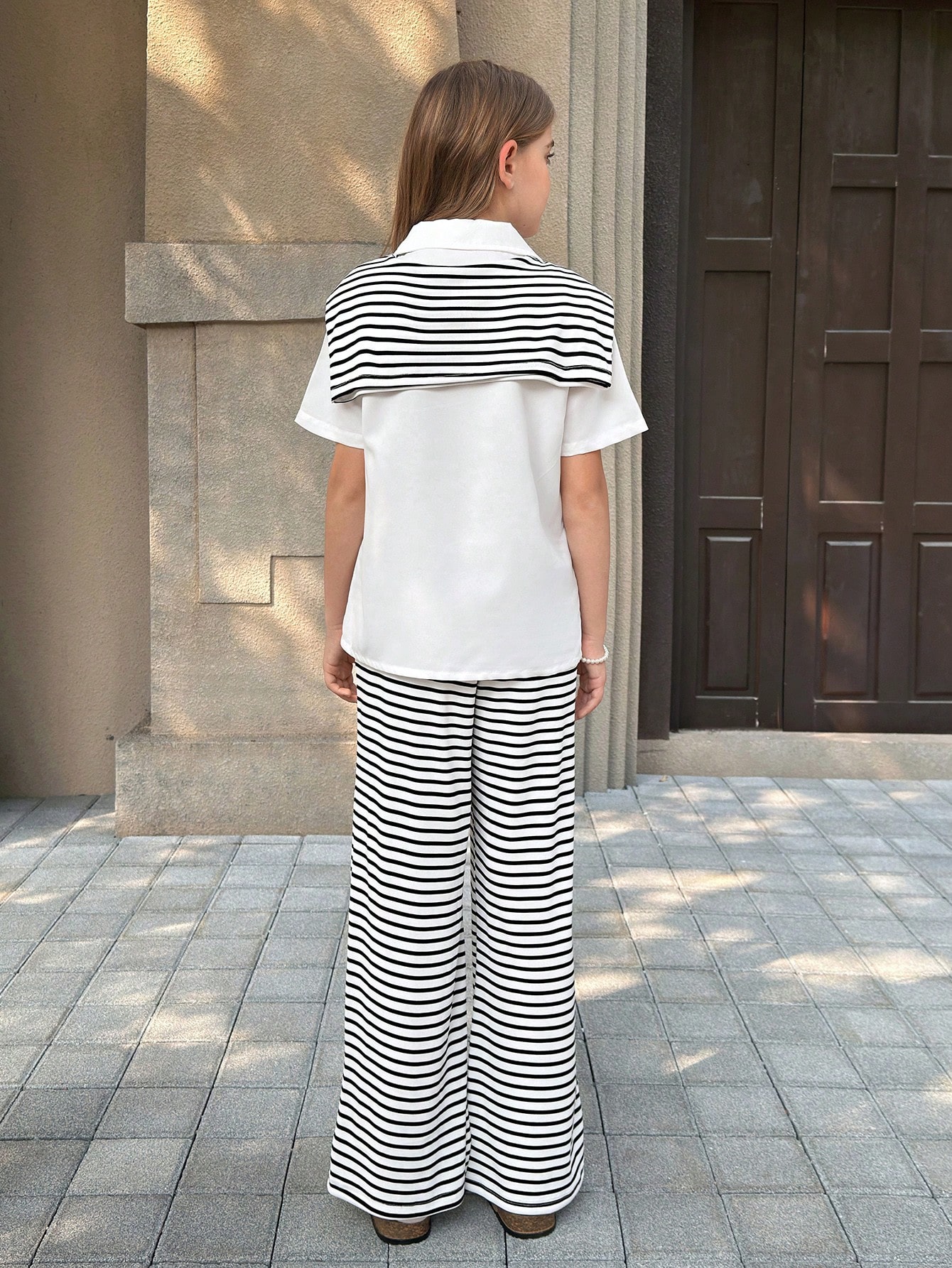 SHEIN مجموعة قميص كاجوال أبيض مخطط بأكمام قصيرة لل...