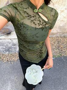 EastFlair Oliwkowo-zielony top w stylu chińskim z asymetrycznym dołem i krótkim rękawem, zapinany na guziki, letnie stylizacje, letnie stylizacje damskie, letnie stylizacje wakacyjne, walentynki, wakacyjne stylizacje damskie, letnie stylizacje wakacyjne, plażowe stylizacje damskie, stroje wyjściowe, bluzka w groszki, bluzki wyjściowe, bluzki codzienne dla kobiet, zielony top - Wojskowa Zieleń - Zobacz 1