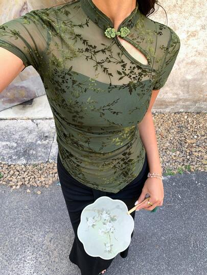 EastFlair 橄榄绿中式纽扣镂空不对称下摆短袖上衣，夏季穿搭，女士夏季穿搭，夏季度假穿搭，情人节，女士度假穿搭，夏季度假穿搭，女士海滩度假穿搭，外出穿搭，波点上衣，外出上衣，女士休闲衬衫，绿色上衣