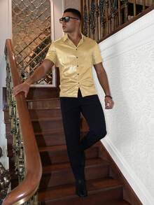 HIMLAND Camicia casual da uomo a maniche corte, colletto alla coreana, monopetto, versatile per pendolarismo, in colore unito. Camicia da uomo in seta per outfit estivi. Camicia da festa per uomo in colore oro. Camicia da uomo in raso, colore champagne. - Giallo d'oca - Visualizzare 6