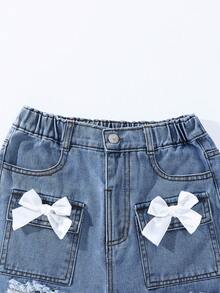 SHEIN 少女直筒阔腿牛仔裤，时尚百搭，春、夏、秋、冬皆宜！经典复古水洗蓝牛仔面料，舒适透气，白色手工缝制蝴蝶结点缀，尽显甜美活力风范。弹性腰带搭配仿链条设计，穿着轻松自在！ - 中等水洗藍 - 查看 5