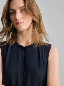 Ontre 2026春夏新款女士长裙，藏蓝色舒适纹理面料，无袖修身廓形，A字裙摆，现代优雅婚礼宾客装扮，简约浪漫法式奢华都市风，商务休闲办公穿着，低调复古韵味，高端机场及邮轮造型，中东活动必备，四季皆宜的高品质百搭婚礼系列女装 - 藍色 - 查看 7