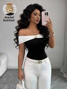 Elenzga Camiseta ajustada con hombros descubiertos, decoración metálica y plisado en contraste de color para mujer - Blanco y Negro - Ver 1