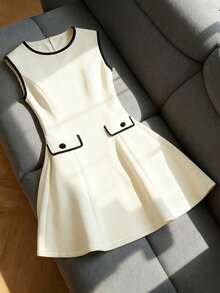 Franclia 大码春夏新款柔软白色圆领黑色滚边无袖A字迷你连衣裙，黑色滚边假口袋腰部收紧设计，适合日常聚会和甜蜜约会。 - 彩色 - 查看 1