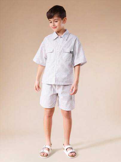 Bộ đồ thể thao mùa hè SUMWON gồm áo sơ mi ngắn tay kẻ sọc cài cúc và quần short cùng màu, kiểu dáng thường ngày, có túi ngực, thích hợp cho bé trai đi nghỉ mát.