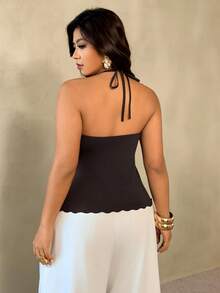 Auralis Nova Elegante e Sexy Fivela de Metal Decorativa Cintura Acinturada Bainha Assimétrica Elástica Macia e Confortável Regata Plus Size, Decor de Concha de Metal Decote Halter Pescoço Quadrado Echarpe Ajustada com Bainha Ondulada / Top Marrom / Top Casual de Primavera e Verão para Mulheres - Castanho - Visão 3