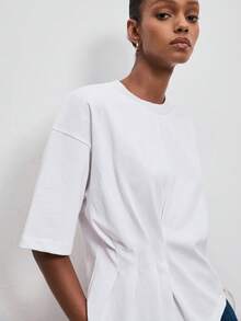 ATUI Studio T-shirt à manches courtes asymétrique blanc minimaliste, silhouette ample avec design fendu confortable. Top casual adapté pour les déplacements quotidiens, les vacances et les sorties - Blanc - Voir 5