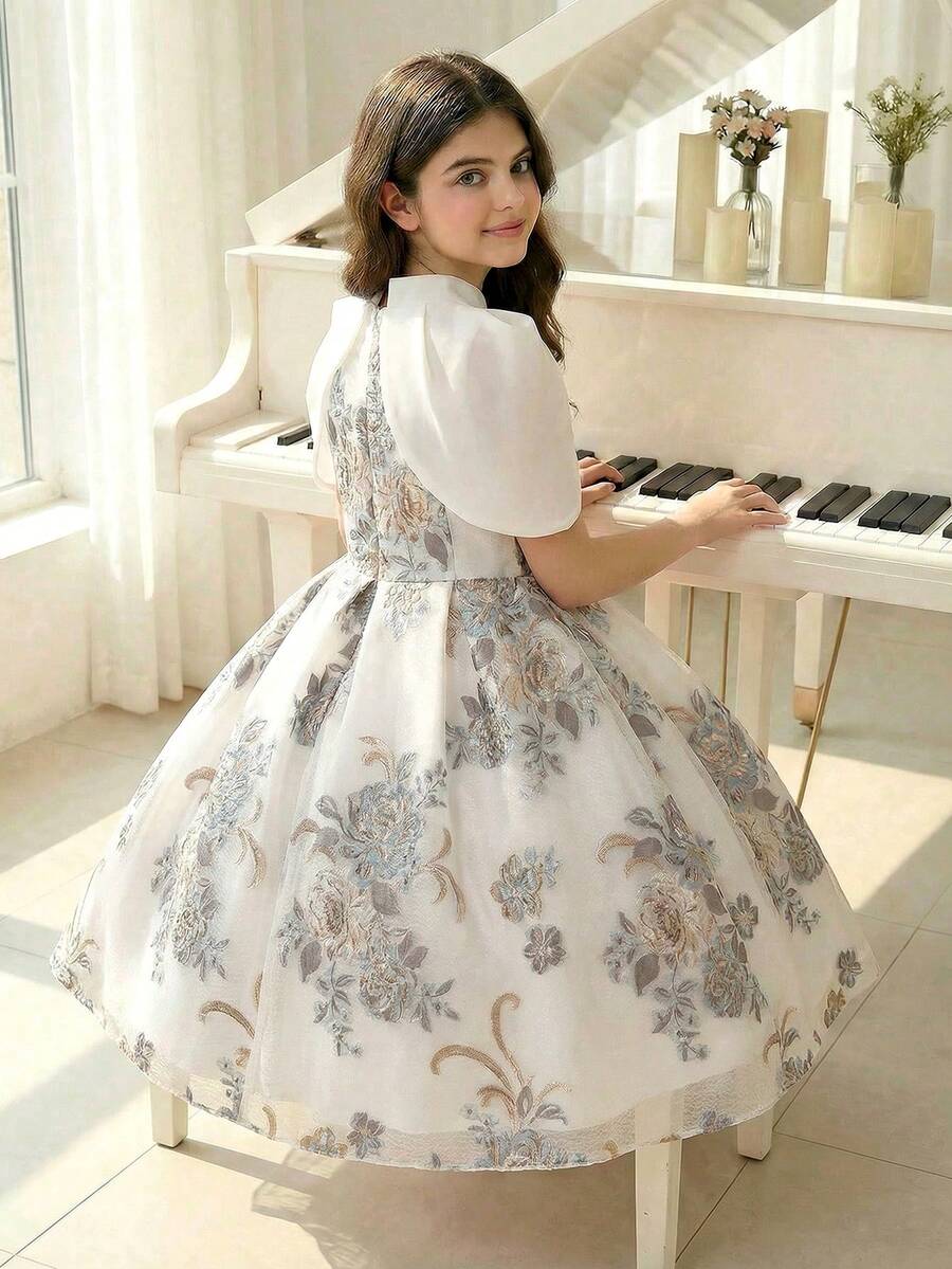 SHEIN 优雅印花雪纺连衣裙，专为大女孩设计，采用独特的肩部设计，搭配花卉提花雪纺披肩和高圆领公主腰身收腰连衣裙——甜美梦幻的公主风！ - 藍色 - 查看 1