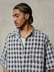 PAVTROS 纹理印花面料，日常街头风，校园穿搭，夏季度假及休闲聚会必备。这款年轻休闲的纱线染色格纹衬衫，饰有纹理刺绣般的印花，采用营领设计，短款短袖，纽扣开襟，轻盈透气的梭织面料，宽松版型，浅蓝色和白色格纹男士休闲衬衫，完美契合年轻休闲度假风和学生装扮，是送给男友的理想礼物，适合夏季穿着。男士宽松衬衫，男士短袖衬衫，落肩衬衫，男士街头服饰 - 彩色 - 查看 6