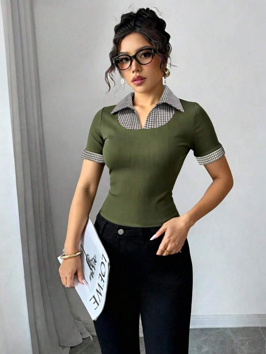 Selianne Camiseta con cuello Peter Pan de estilo deportivo para mujer, con parches de punto acanalado y volantes a cuadros - Verde militar - Ver 1
