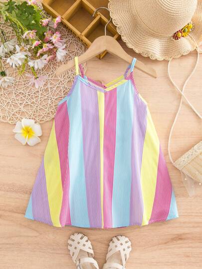 SHEIN 这款简约百搭的曼陀罗色可爱女婴条纹连衣裙，是春夏的完美之选。